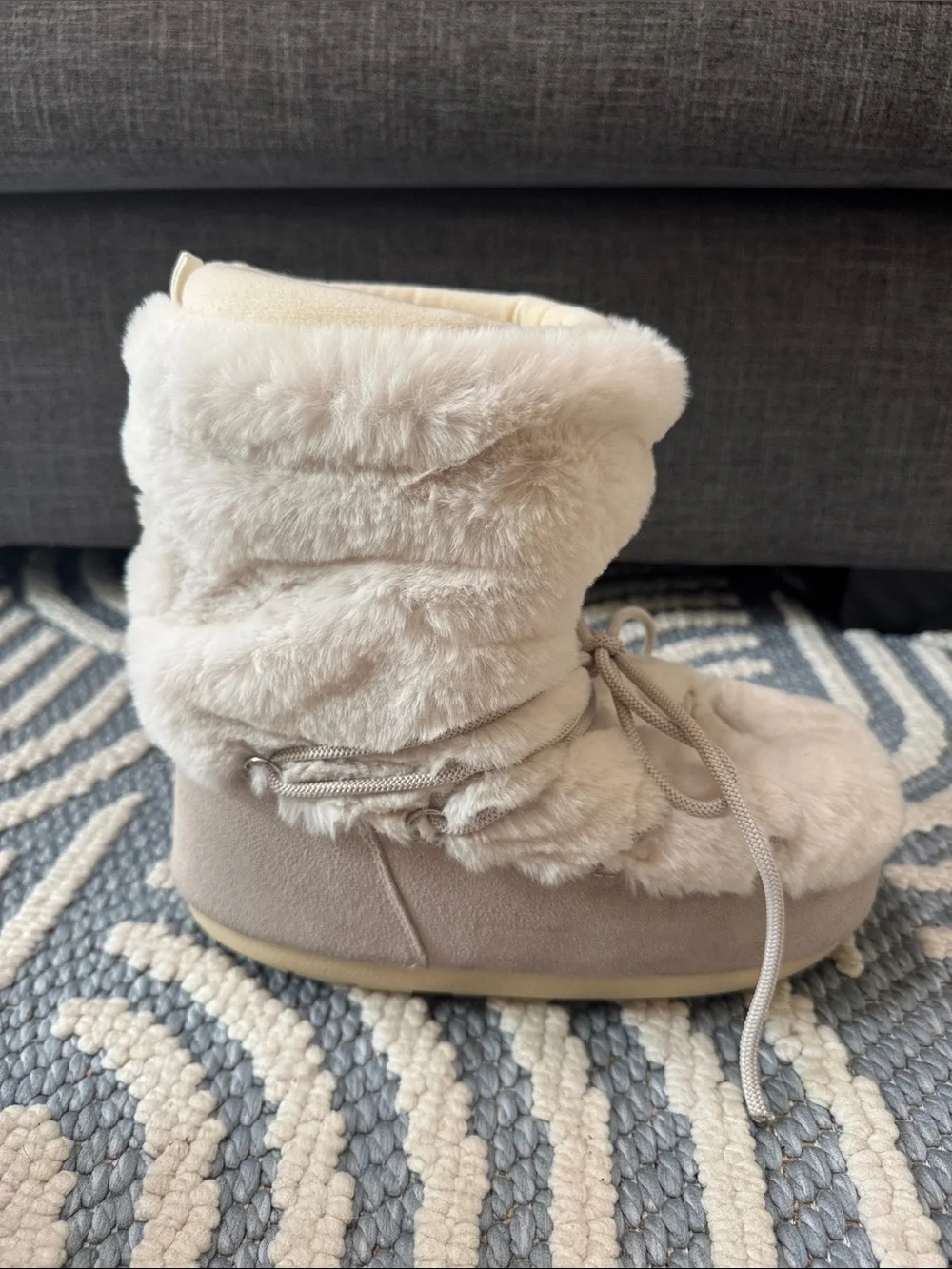 Steve Madden Faux Fur Moon Boots Cream Lace Up Women’s 9/10